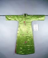 藏品(果綠緞地立領大襟彩繡花卉紋女袍)的圖片