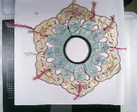 藏品(白棉地刺繡蝴蝶花卉雲肩-3)的圖片