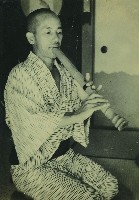 藏品(日籍市長橫山竹男晚年吹簫娛之神情。)的圖片