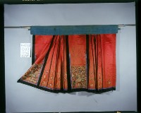 藏品(大紅綢地彩繡瓶花紋馬面裙)的圖片