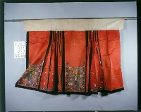 藏品(大紅緞地彩繡瓶花紋馬面裙)的圖片