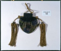 藏品(黑緞地福壽富貴雞心香囊)的圖片