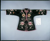 藏品(黑緞地立領對襟窄袖彩繡花卉紋女褂)的圖片