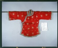 藏品(大紅緞地立領大襟七分寬袖彩繡女衫)的圖片