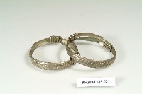 藏品(銀雕花雙蝶牡丹紋鐲)的圖片