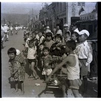 藏品(看熱鬧小孩)的圖片