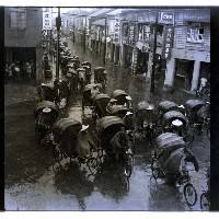 藏品(高雄市三輪車排隊等檢查（雨中的三輪車群）)的圖片