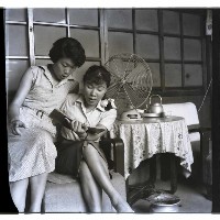 藏品(日據時代用的電扇和茶壺)的圖片