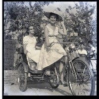 藏品(美國婦女騎三輪車)的圖片