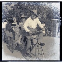 藏品(乘坐三輪車之美國婦女)的圖片