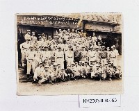 藏品(高雄市警局中正路派出所暨前金區防護團歡送團員蘇再住志願入伍撮影紀念)的圖片