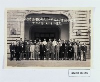 藏品(高雄市議會第二屆第一次大會全體議員合影紀念照片)的圖片