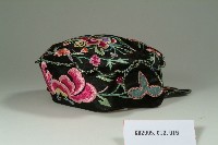 藏品(黑棉地花卉彩繡童帽)的圖片