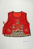 藏品(紅緞地海水江芽紋彩繡童衣)的圖片