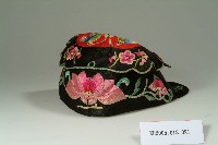 藏品(黑緞地蝴蝶花卉彩繡童帽)的圖片