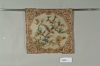 藏品(米黃羅地喜鵲牡丹彩繡墊子)的圖片