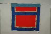 藏品(紅毛地藍緞鑲緄桌裙)的圖片