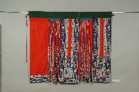 藏品(紅綢地如意鑲緄鳳尾裙)的圖片