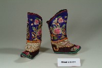 藏品(寶藍緞地盤金彩繡童靴)的圖片