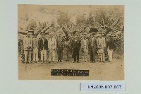 藏品(高雄州勸業課長視察於籬子內記念照片)的圖片