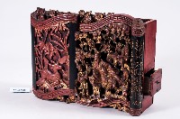 藏品(黑紅鎏金書卷透雕立式香筒)的圖片