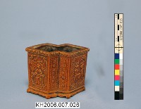 藏品(方勝形醬黃釉筆筒)的圖片