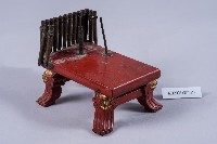 藏品(朱漆貼金螭虎曲足插香座)的圖片