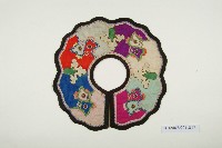 藏品(紅緞度圓形彩繡圍涎)的圖片