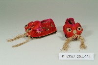 藏品(紅緞地彩繡童靴)的圖片