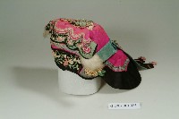 藏品(桃紅緞地一路連科彩繡風帽)的圖片