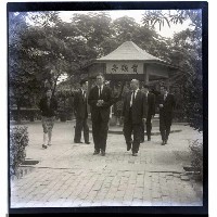 藏品(台灣省教育廳廳長潘振球來高雄市巡視學校)的圖片