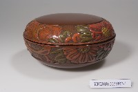 藏品(雕刻彩繪花卉紋圓形漆盒及盤)的圖片