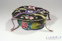 藏品(黑緞地如意花瓣形彩繡童帽)的圖片