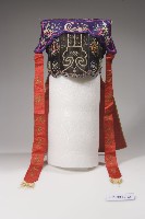 藏品(五彩緞地鳳凰長壽彩繡風帽)的圖片