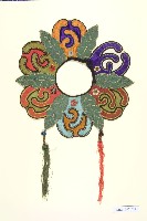 藏品(五彩緞地佛手造型彩繡圍涎)的圖片