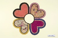 藏品(五彩緞地心型四瓣彩繡圍涎)的圖片