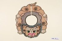 藏品(橘緞地伏虎造型彩繡圍涎)的圖片