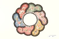 藏品(五彩緞地花型彩繡圍涎)的圖片