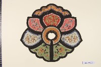 藏品(五彩緞地蓮花型彩繡圍涎-3)的圖片