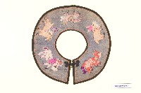 藏品(灰綢地圓形彩繡圍涎)的圖片