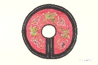 藏品(紅緞地圓形彩繡圍涎)的圖片