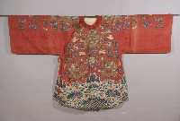 藏品(紅綢地緙絲盤領女衫)的圖片
