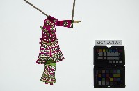 藏品(皮影戲簽桿立身偶-官夫人（偶身）)的圖片