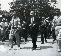 藏品(余縣長登發巡視大寮林園建設)的圖片