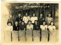 藏品(民國42年高雄縣黨部慶祝三八節紅毛港優秀模範婦女紀念。)的圖片