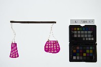 藏品(皮影戲道具-扁擔紅籃)的圖片