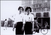 藏品(電梯小姐於大新百貨公司前合照)的圖片