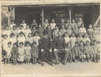 藏品(甲仙國小畢業生留影)的圖片