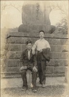 藏品(神社紀念碑「殉難警察官之碑」前留影)的圖片