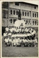 藏品(大榮高工建築製圖科第二屆全班合影於校舍銅像前)的圖片